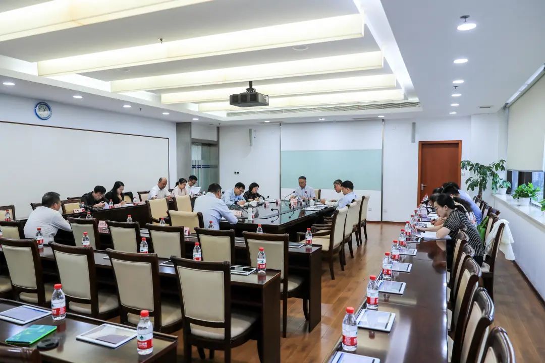開門納諫匯民智 共商涉企新篇章——區(qū)政府常務(wù)會(huì)議首次邀請公眾代表共議涉企議題